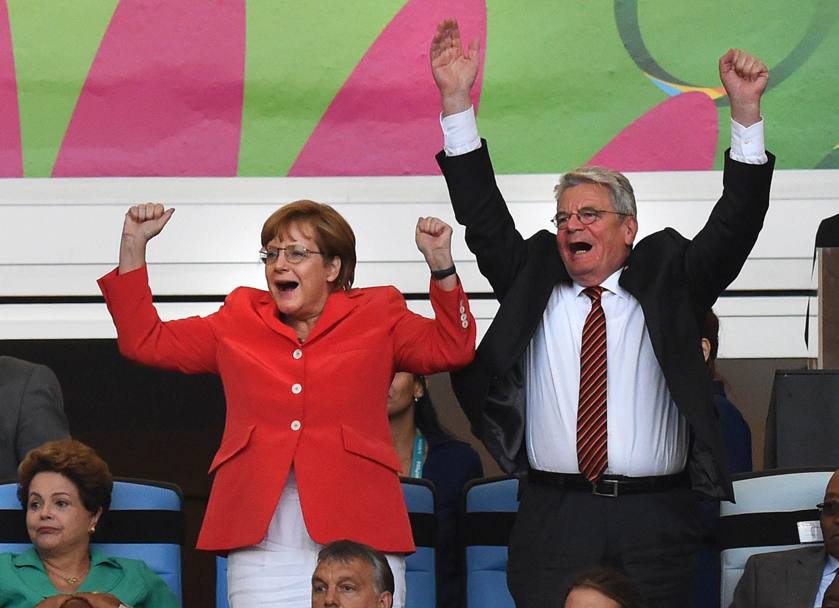 Merkel e Gauck a braccia alzate per il gol di Goetzi. La presidentessa brasiliana, Dilma Rousseff, non sembra particolarmente colpita (EPA)